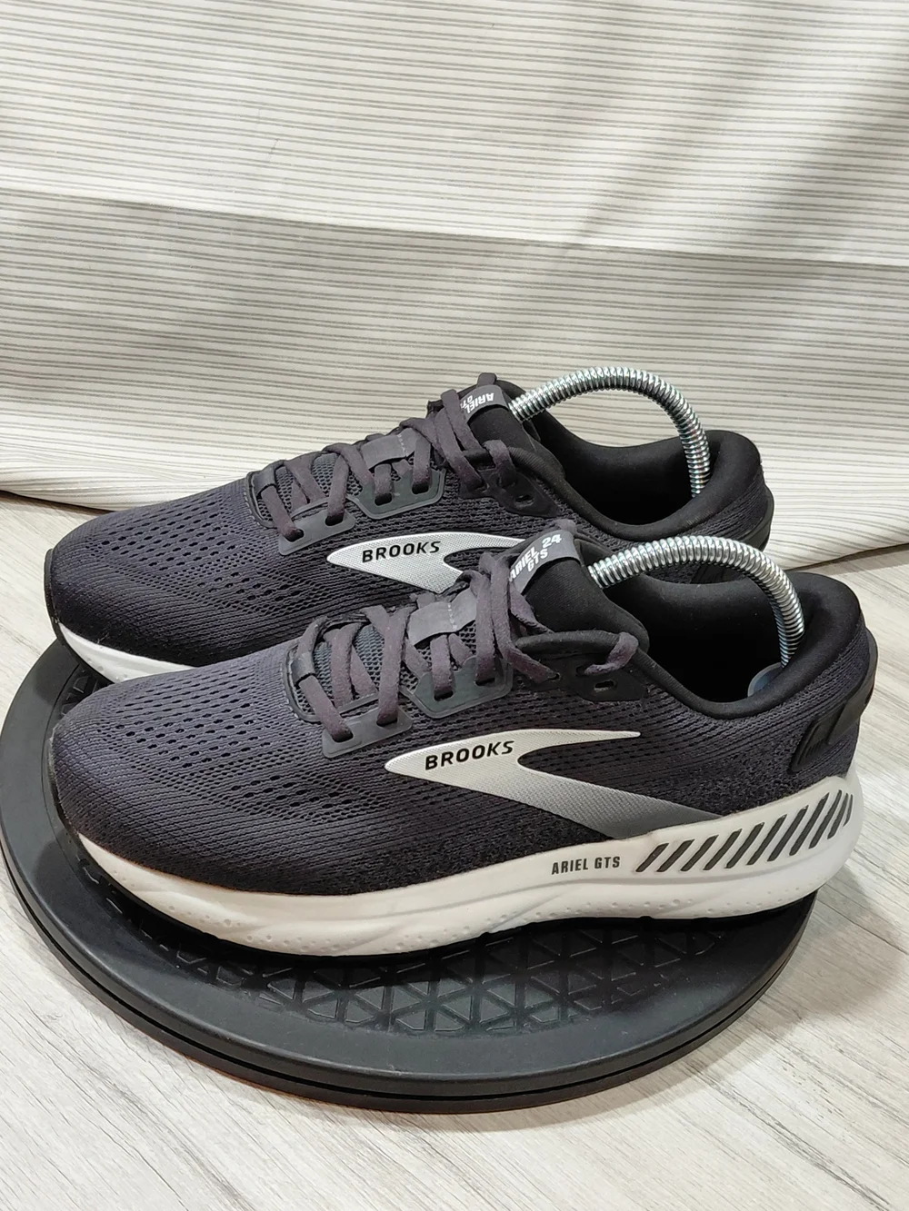 Brooks Womens Ariel GTS 24 Running Shoes in Charcoal/White SIZE 8.5 D WIDE FIT